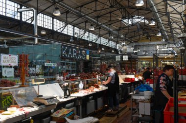 Vilnius, Litvanya - 26 Mayıs 2024: Litvanya 'daki Vilnius pazarından alışveriş yapan insanlar