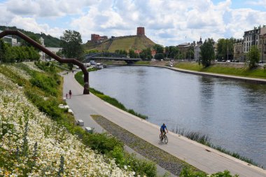 Vilnius, Litvanya - 2 Haziran 2024: Litvanya 'nın merkezindeki Niris nehri manzarası
