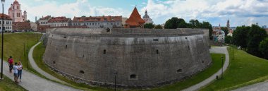 Vilnius, Litvanya - 2 Haziran 2024: Litvanya 'daki Vilnius savunma duvarının kalesine bakın