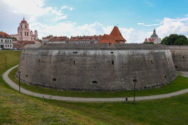 Vilnius, Litvanya - 2 Haziran 2024: Litvanya 'daki Vilnius savunma duvarının kalesine bakın