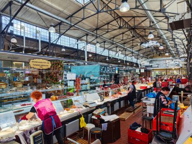 Vilnius, Litvanya - 26 Mayıs 2024: Litvanya 'daki Vilnius pazarından alışveriş yapan insanlar