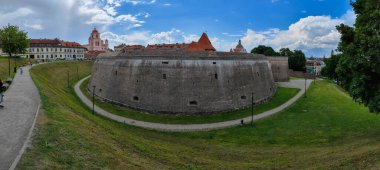 Vilnius, Litvanya - 2 Haziran 2024: Litvanya 'daki Vilnius savunma duvarının kalesine bakın