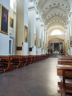 Vilnius, Litvanya - 1 Haziran 2024: Litvanya 'daki Vilnius' taki Assisi Kilisesi 'nin İçi