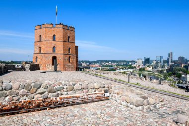 Vilnius, Litvanya - 26 Mayıs 2024: Litvanya 'daki Vilnius Kulesi' nden görüntü