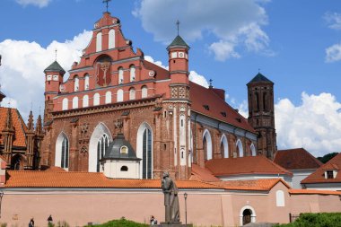 Vilnius, Litvanya - 26 Mayıs 2024: Litvanya 'daki Vilnius Saint Anne ve Bernardine kiliselerinde