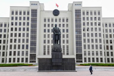 Minsk, Belarus - 27 Mayıs 2024: Beyaz Rusya 'daki Minsk' teki hükümet sarayının önündeki Lenin anıtı
