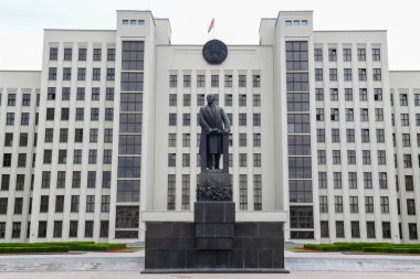 Minsk, Belarus - 27 Mayıs 2024: Beyaz Rusya 'daki Minsk' teki hükümet sarayının önündeki Lenin anıtı