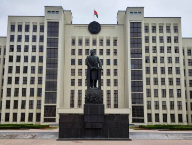 Minsk, Belarus - 27 Mayıs 2024: Beyaz Rusya 'daki Minsk' teki hükümet sarayının önündeki Lenin anıtı