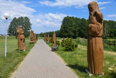 Beyaz Rusya 'daki Nyasvizh kalesine giden yol.