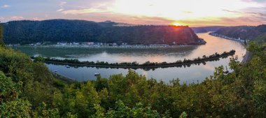 Ren nehrine Loreley 'in Almanya' ya bakış açısıyla bak