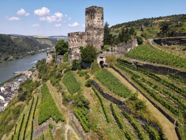 Kaub, Almanya - 20 Temmuz 2024: Almanya 'nın Kaub kentindeki Gutenfels kalesinde insansız hava aracı görüntüsü