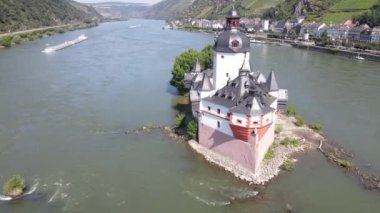 Pfalzgrafenstein ve Gutenfels kalelerindeki insansız hava aracı görüntüsü Almanya 'da Kaub' da Ren nehri üzerinde.