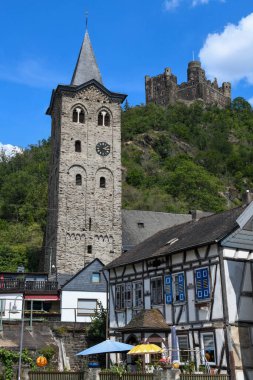 Almanya 'daki Katz Kalesi ile St. Goarshausen köyüne bakın.