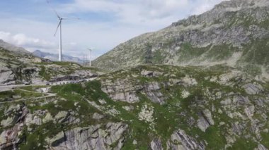 St. Gotthard 'daki İHA görüntüsü ve İsviçre Alplerindeki eski Tremola yolu.