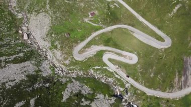 St. Gotthard 'daki İHA görüntüsü ve İsviçre Alplerindeki eski Tremola yolu.