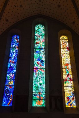 Zürih, İsviçre - 8 Haziran 2024: İsviçre 'nin Zürih kentindeki Fraumunster kilisesindeki Chagall pencereleri