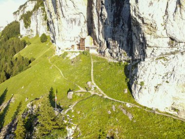 Ebenalp, İsviçre - 13 Temmuz 2024: İsviçre Alplerindeki Ebenalp 'teki ünlü dağ misafirhanesi Aescher' e bakın