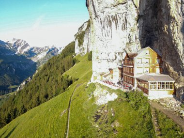 Ebenalp, İsviçre - 13 Temmuz 2024: İsviçre Alplerindeki Ebenalp 'teki ünlü dağ misafirhanesi Aescher' e bakın