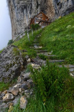 Ebenalp, İsviçre - 13 Temmuz 2024: İsviçre Alplerindeki Ebenalp 'teki ünlü dağ misafirhanesi Aescher' e bakın