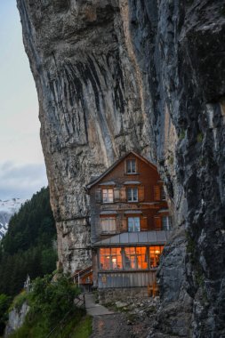 Ebenalp, İsviçre - 13 Temmuz 2024: İsviçre Alplerindeki Ebenalp 'teki ünlü dağ misafirhanesi Aescher' e bakın