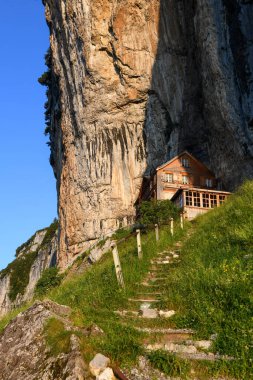 Ebenalp, İsviçre - 13 Temmuz 2024: İsviçre Alplerindeki Ebenalp 'teki ünlü dağ misafirhanesi Aescher' e bakın