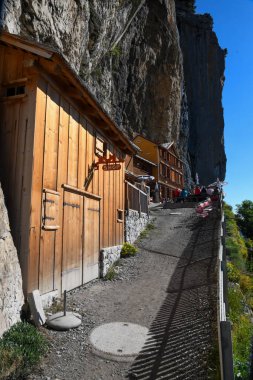 Ebenalp, İsviçre - 13 Temmuz 2024: İsviçre Alplerindeki Ebenalp 'teki ünlü dağ misafirhanesi Aescher' e bakın