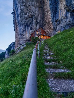 Ebenalp, İsviçre - 13 Temmuz 2024: İsviçre Alplerindeki Ebenalp 'teki ünlü dağ misafirhanesi Aescher' e bakın