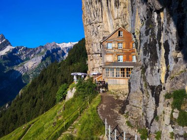 Ebenalp, İsviçre - 13 Temmuz 2024: İsviçre Alplerindeki Ebenalp 'teki ünlü dağ misafirhanesi Aescher' e bakın