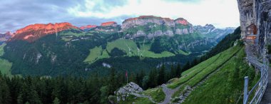 Ebenalp, İsviçre - 13 Temmuz 2024: İsviçre Alplerindeki Ebenalp 'teki ünlü dağ misafirhanesi Aescher' e bakın
