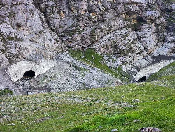 İsviçre Alpleri 'ndeki Engelberg' de yaz mevsiminde küçük buzulların sonu