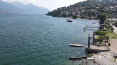 İtalya 'daki Calozzo Gölü' nün insansız hava aracı görüntüsü.