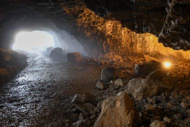 İsviçre Alpleri 'ndeki Ebenalp' teki Wildkirchli mağarasına bakın.