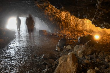 İsviçre Alpleri 'ndeki Ebenalp' teki Wildkirchli mağarasına bakın.
