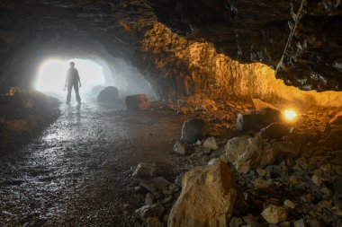 İsviçre Alpleri 'ndeki Ebenalp' teki Wildkirchli mağarasına bakın.