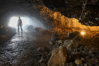 İsviçre Alpleri 'ndeki Ebenalp' teki Wildkirchli mağarasına bakın.