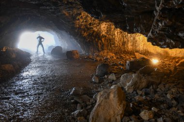 İsviçre Alpleri 'ndeki Ebenalp' teki Wildkirchli mağarasına bakın.