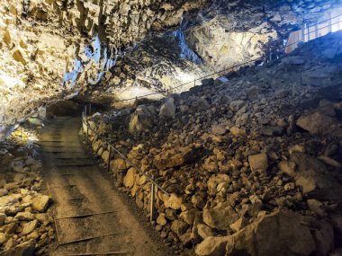 İsviçre Alpleri 'ndeki Ebenalp' teki Wildkirchli mağarasına bakın.