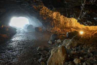 İsviçre Alpleri 'ndeki Ebenalp' teki Wildkirchli mağarasına bakın.