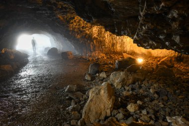 İsviçre Alpleri 'ndeki Ebenalp' teki Wildkirchli mağarasına bakın.