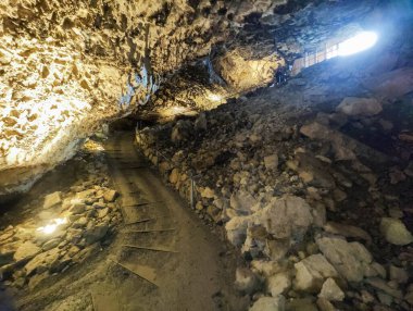 İsviçre Alpleri 'ndeki Ebenalp' teki Wildkirchli mağarasına bakın.