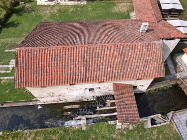 İtalya 'daki Bellinzago Novarese' in su değirmeninin insansız hava aracı görüntüsü