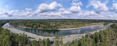 İtalya 'daki Ticino nehrinin insansız hava aracı görüntüsü