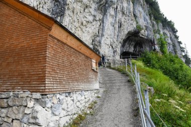 İsviçre Alplerinde Ebenalp 'teki Wildkirchli Mağarası