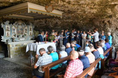 Wildkirchli, İsviçre - 14 Temmuz 2024: İsviçre Alplerindeki Wildkirchli mağara kilisesinde Hıristiyan töreni