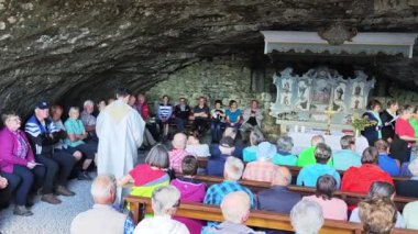 İsviçre Alplerindeki Wildkirchli mağara kilisesinde Hıristiyan ayini.