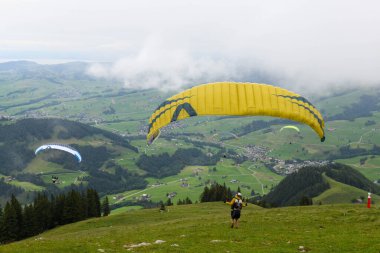 Ebenalp, İsviçre - 14 Temmuz 2024: İsviçre Alpleri üzerinde Ebenalp 'te parapletizm pratiği yapan insanlar
