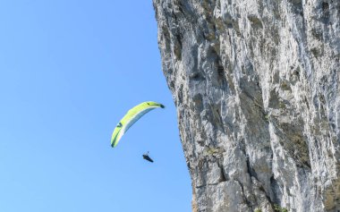 İsviçre Alplerinde Ebenalp 'te uçuyor.