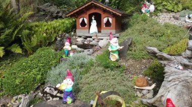 İsviçre Alplerindeki Engelberg 'deki bahçe cücelerinin insansız hava aracı görüntüsü