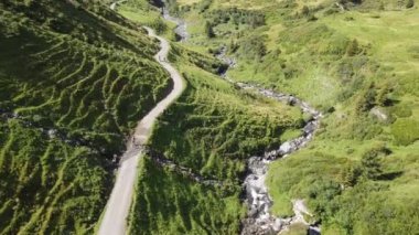 İsviçre Alplerindeki Engelberg üzerindeki dağ manzarasında İHA görüntüsü