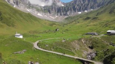 İsviçre Alplerindeki Engelberg üzerindeki dağ manzarasında İHA görüntüsü